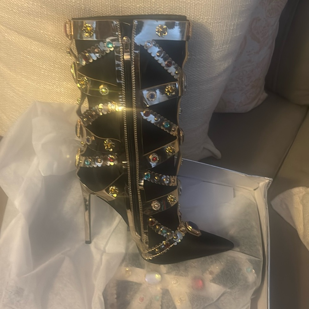 Akira boots sz 9 NEW